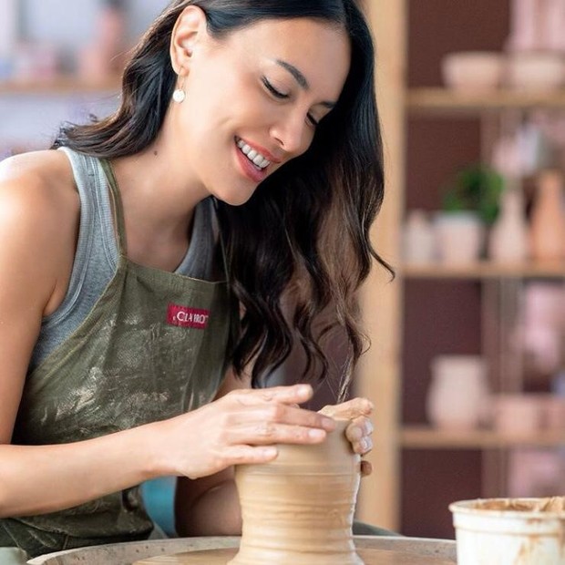 Melakukan kegiatan karya seni untuk mengelola rasa stres dan beban pikiran