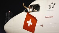 Selanjutnya giliran pesawat yang membawa Timnas Swiss mendarat di Bandara Internasional Hamad, Doha, Qatar, Senin, (14/11/2022).