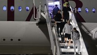 Timnas Australia mendarat di Bandara Internasional Hamad, Doha, Qatar pada Minggu, (13/11/2022). The Socceroos memutuskan datang lebih awal untuk beradaptasi dengan cuaca di Qatar. 