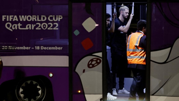 Momen Kedatangan Peserta Piala Dunia Qatar, Timnas AS Jadi yang Pertama Soccer Football - FIFA World Cup Qatar 2022 Arrival - United States team arrives in Doha - Hamad International Airport, Doha, Qatar - November 10, 2022 United States players arrive at Hamad International Airport REUTERS/Hamad I Mohammed