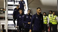 Haris Seferovic dari Swiss bersama rekan setimnya tiba di Doha.