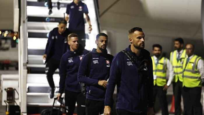 Momen Kedatangan Peserta Piala Dunia Qatar, Timnas AS Jadi yang Pertama Soccer Football - FIFA World Cup Qatar 2022 Arrival - Switzerland team arrives in Doha - Hamad International Airport, Doha, Qatar - November 14, 2022 Switzerland's Haris Seferovic with teammates arrive in Doha ahead of the FIFA World Cup Qatar 2022 REUTERS/Hamad I Mohammed