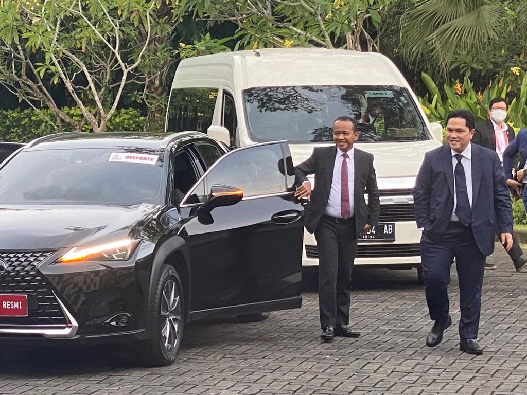 Momen Erick Tohir dan Bahlil Turun dari Lexus UX300e di G20, Tebar Tersenyum Lebar