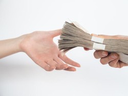 Hukum Memberi Nafkah Keluarga dari Uang Haram