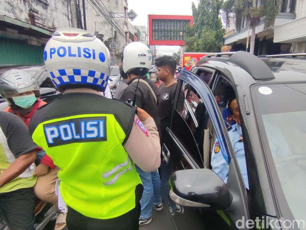 Pegawai Lapas Kediri Meninggal Mendadak Saat Nyetir Mobil Pegawai Lapas Kediri Meninggal Mendadak Saat Nyetir Mobil