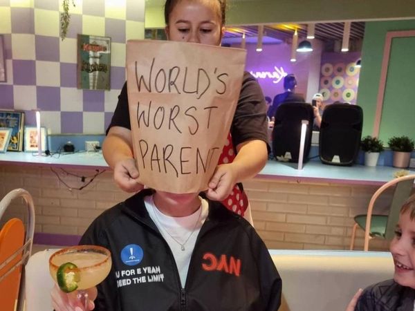 Tahan Emosi! Ini 10 Pose Masam dan Jutek Pelayan Karens Diner