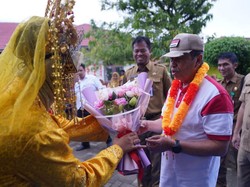 Kunjungi SMAN 1 Rengat, Gubernur Riau Disambut Pembacaan Nandung