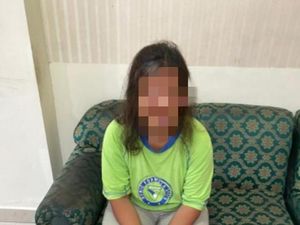Wanita Cimahi Bentangkan Pamflet ke Delegasi G20: Perawat Panti Jompo Wanita Cimahi Bentangkan Pamflet ke Delegasi G20: Perawat Panti Jompo
