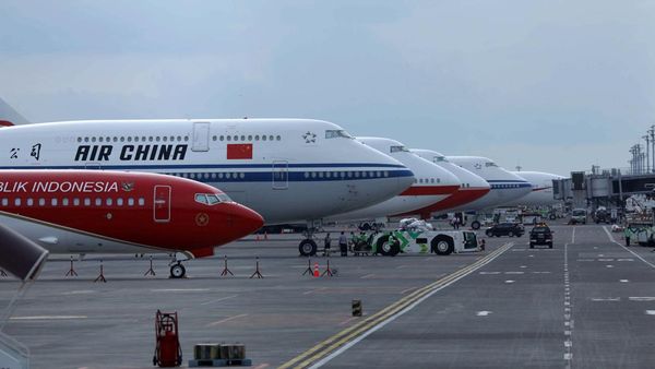 Pesawat Jokowi Nyempil di Pesawat Jumbo Pemimpin Dunia