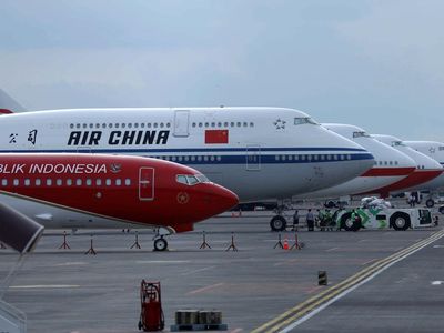Pesawat Jokowi Nyempil di Pesawat Jumbo Pemimpin Dunia