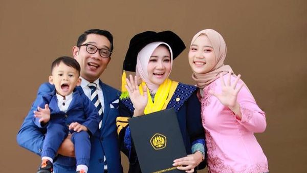 10 Potret Wisuda Atalia Praratya, Biar Enggak Ada Klaim Ijazah Palsu