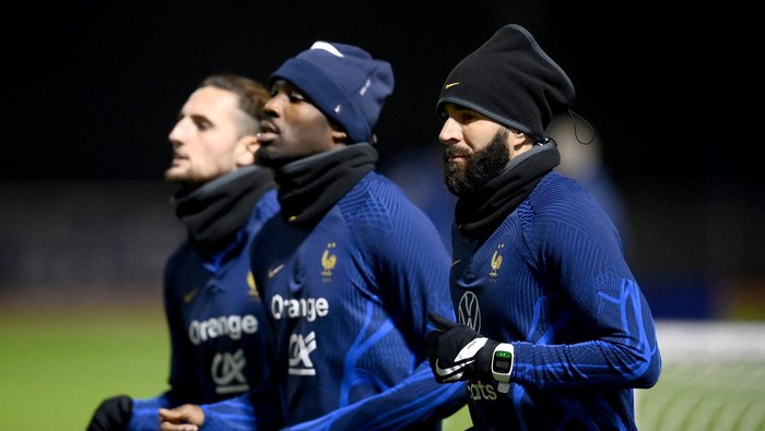 Frances national football team forward Karim Benzema (R) takes part in a training session at the teams training camp in Clairefontaine-en-Yvelines, south of Paris, on November 14, 2022, six days ahead of the Qatar 2022 FIFA World Cup football tournament. (Photo by FRANCK FIFE / AFP) (Photo by FRANCK FIFE/AFP via Getty Images)