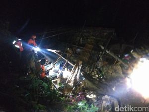 Pria di Bandung Tewas gegara Tembok Penahan Tanah Ambruk! Pria di Bandung Tewas gegara Tembok Penahan Tanah Ambruk!