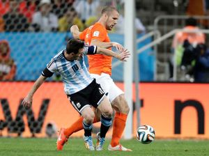 Bek Belanda di Piala Dunia 2014 ke Indonesia, Ramaikan Pesta Sepakbola