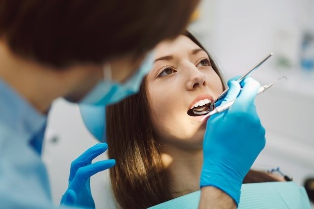 Periksa gigi ke dokter gigi untuk menjaga mulut tetap bersih dan terawat