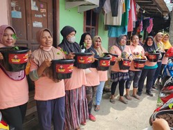 Relawan Ganjar Bagi-bagi Bibit Cabai di Cilincing Jakarta Utara