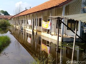 SDN Pekalongan Ini Kebanjiran, Siswa 2 Pekan Lebih Belajar di Rumah Warga SDN Pekalongan Ini Kebanjiran, Siswa 2 Pekan Lebih Belajar di Rumah Warga