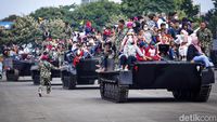 Begini Ekspresi Warga Naik Tank di HUT Marinir