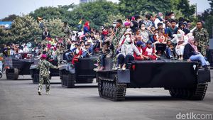 Begini Ekspresi Warga Naik Tank di HUT Marinir