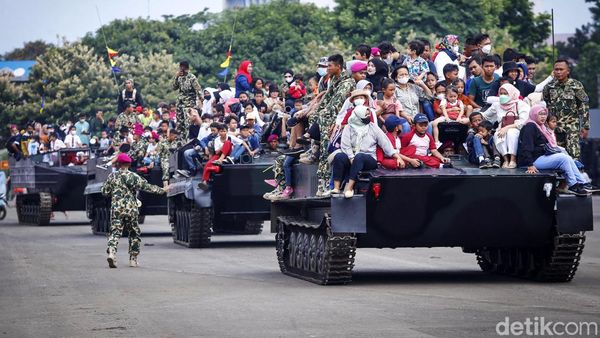 Begini Ekspresi Warga Naik Tank di HUT Marinir