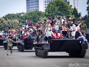 Begini Ekspresi Warga Naik Tank di HUT Marinir Begini Ekspresi Warga Naik Tank di HUT Marinir