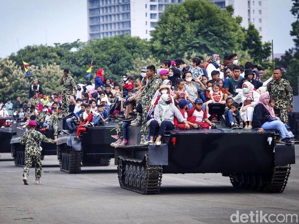 Begini Ekspresi Warga Naik Tank di HUT Marinir