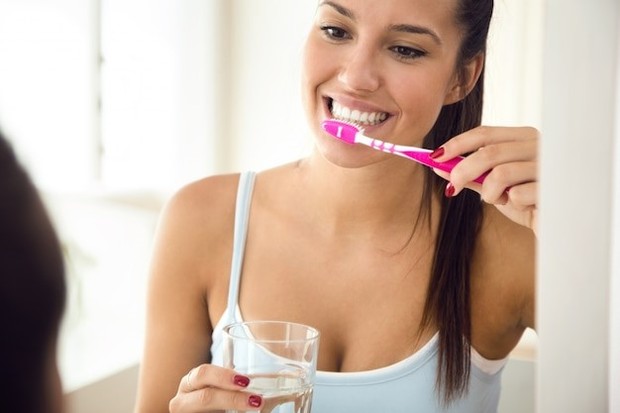 Menyikat gigi bermanfaat untuk memberishkan mulut dari sisa makanan