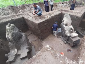 3 Arca Besar Ditemukan di Situs Adan- adan Kediri, 2 Makara-1 Dwarapala 3 Arca Besar Ditemukan di Situs Adan- adan Kediri, 2 Makara-1 Dwarapala