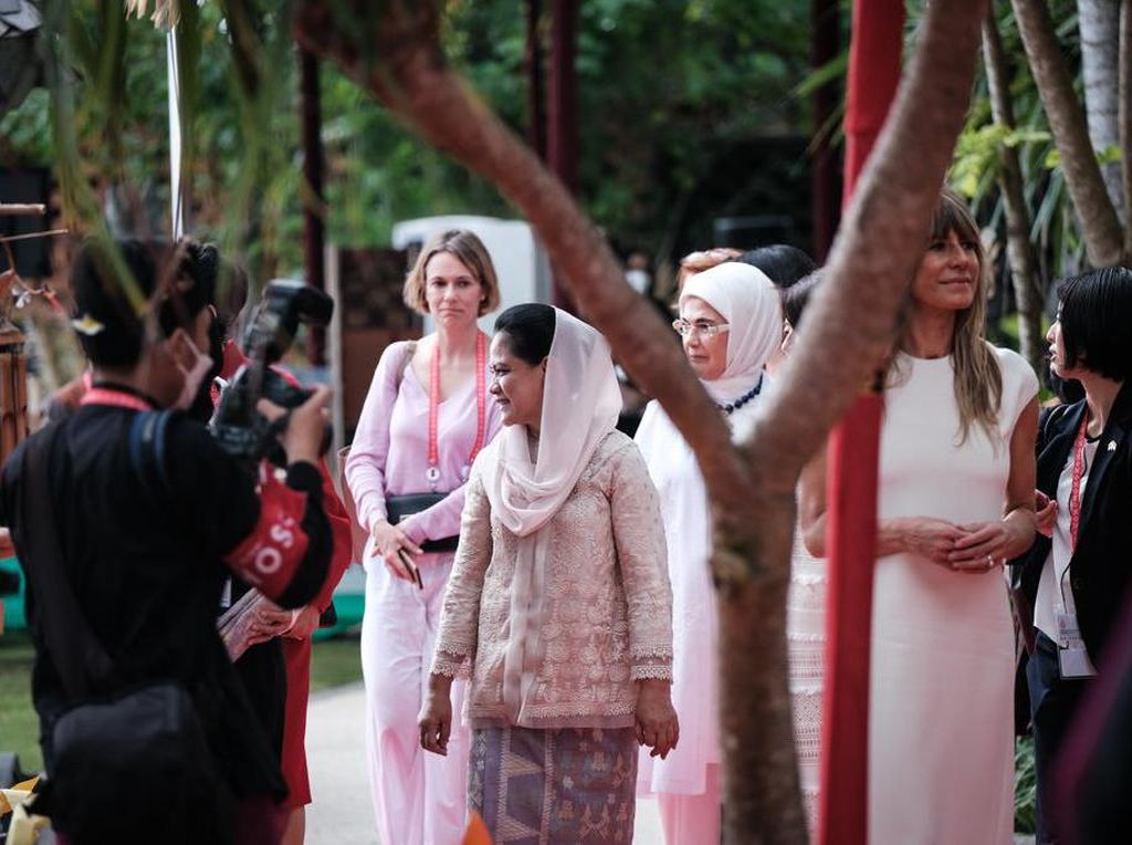Ikuti Spouse Program G20, Iriana dan Wamenparekraf Pakai Busana Nusantara Ikuti Spouse Program G20, Iriana dan Wamenparekraf Pakai Busana Nusantara
