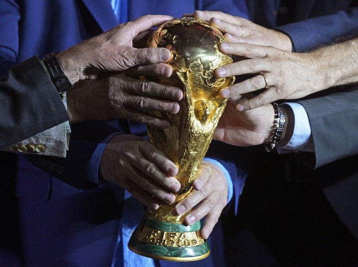 Argentina's 1978 and 1986 World Cup Champions Carlos Tapia, Sergio Batista, Daniel Bertoni, Alberto Tarantini, Omar Larrosa and Ricardo Giusti hold the FIFA World Cup trophy in Ezeiza, Buenos Aires, on October 25, 2022 during the world tour ahead of the FIFA World Cup Qatar 2022, to be held between November 20 and December 18. (Photo by JUAN MABROMATA / AFP) (Photo by JUAN MABROMATA/AFP via Getty Images)