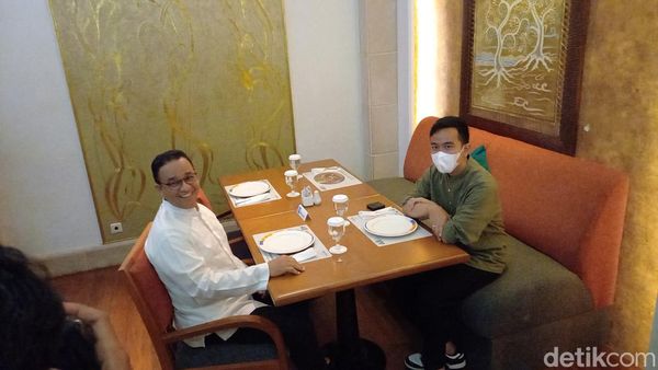 Potret Momen Gibran dan Anies Sarapan Bareng di Solo