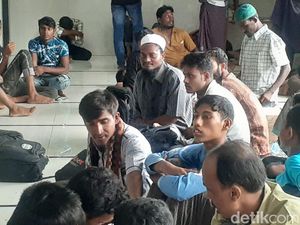 110 Warga Rohingya Terdampar di Aceh Utara 110 Warga Rohingya Terdampar di Aceh Utara