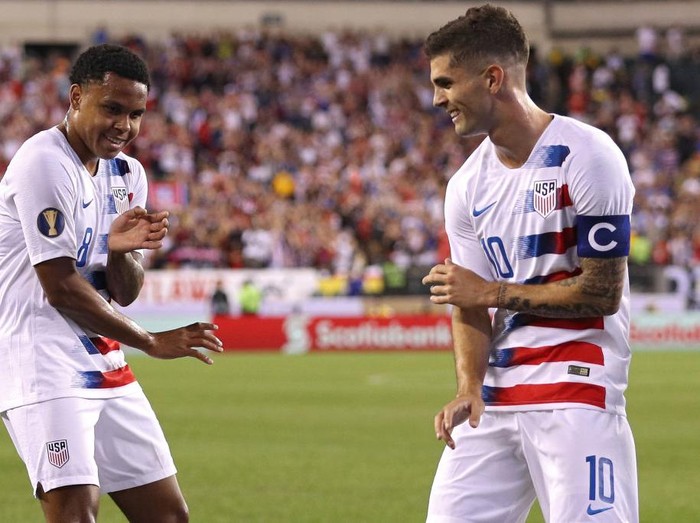PHILADELPHIA, PENNSYLVANIA - JUNE 30: Weston Mckennie #8 of the United States (L) celebrates his goal with teammate Christian Pulisic #10 against Curacao during the first half of the CONCACAF Gold Cup Quarterfinals match at Lincoln Financial Field on June 30, 2019 in Philadelphia, Pennsylvania. (Photo by Patrick Smith/Getty Images)
