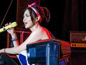 Wika Salim Banjir Keringat Wika Salim Banjir Keringat