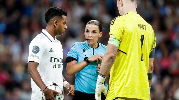 MADRID, SPAIN - NOVEMBER 2: (L-R) Rodrygo Silva de Goes of Real Madrid, Referee StÃ©phanie Frappart, Joe Hart of Celtic during the UEFA Champions League  match between Real Madrid v Celtic at the Estadio Santiago Bernabeu on November 2, 2022 in Madrid Spain (Photo by David S. Bustamante/Soccrates/Getty Images)