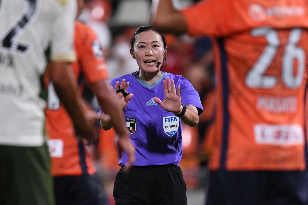 SAITAMA, JAPAN - JULY 10: Referee,Yoshimi Yamashita looks on during the J.LEAGUE Meiji Yasuda J2 26th Sec. match between Omiya Ardija and Tokyo Verdy at NACK5 Stadium Omiya on July 10, 2022 in Saitama, Japan. (Photo by Masashi Hara/Getty Images)