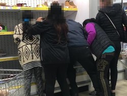 Demi Makanan Diskon, Pelanggan Ini Adu Jotos di Supermarket