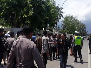 Aksi Demo Mahasiswa Tolak KTT G20 di Kupang Dibubarkan Aksi Demo Mahasiswa Tolak KTT G20 di Kupang Dibubarkan