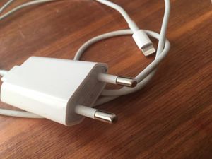 Ini 7 Risiko Jika Charger Menancap Terus di Stopkontak