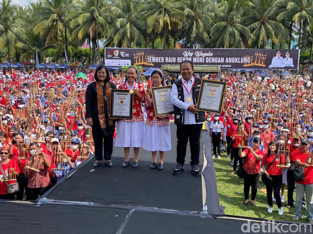 Ribuan Anak-Orang Tua di Jember Main Angklung Catatkan Rekor MURI Ribuan Anak-Orang Tua di Jember Main Angklung Catatkan Rekor MURI