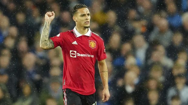 Manchester United's Antony celebrates after scoring his side's first goal during the Premier League soccer match between Everton and Manchester United at Goodison Park, in Liverpool, England, Sunday Oct. 9, 2022. (AP Photo/Jon Super)