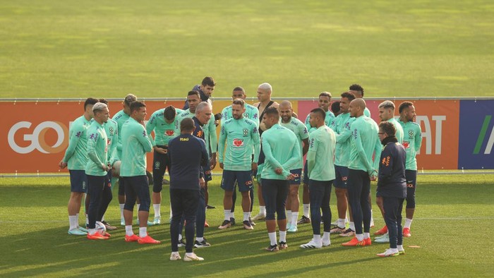 TURIN, ITALY - NOVEMBER 15: Tite Head coach of Brazil briefs his ooutfield players Danilo, Thiago Silva, Marquinhos, Casemiro, Alex Sandro, Lucas Paqueta, Fred, Richarlison, Neymar Jr, Raphinha, Dani Alves, Eder Militao, Fabinho, Alex Telles, Bruno Guimaraes, Gabriel Jesus, Antony, Vinicius Jr, Rodrygo, Everton Ribeiro, Gleison Bremer, Pedro and Gabriel Martinelli prior to the training session at Juventus Training Center on November 15, 2022 in Turin, Italy. (Photo by Jonathan Moscrop/Getty Images)