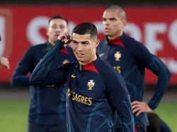 Ronaldo Cengkeram Joao Cancelo di Sesi Latihan Portugal
