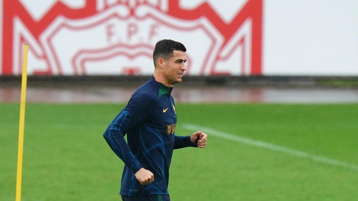 OEIRAS, PORTUGAL - NOVEMBER 15: Cristiano Ronaldo of Portugal in action during the Portugal Training and Press Conference at Cidade do Futebol FPF on November 15, 2022 in Oeiras, Portugal.  (Photo by Gualter Fatia/Getty Images)