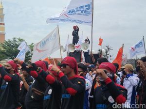 Tuntut Upah Naik 108 Persen, Buruh Demo di Kantor Bupati Majalengka