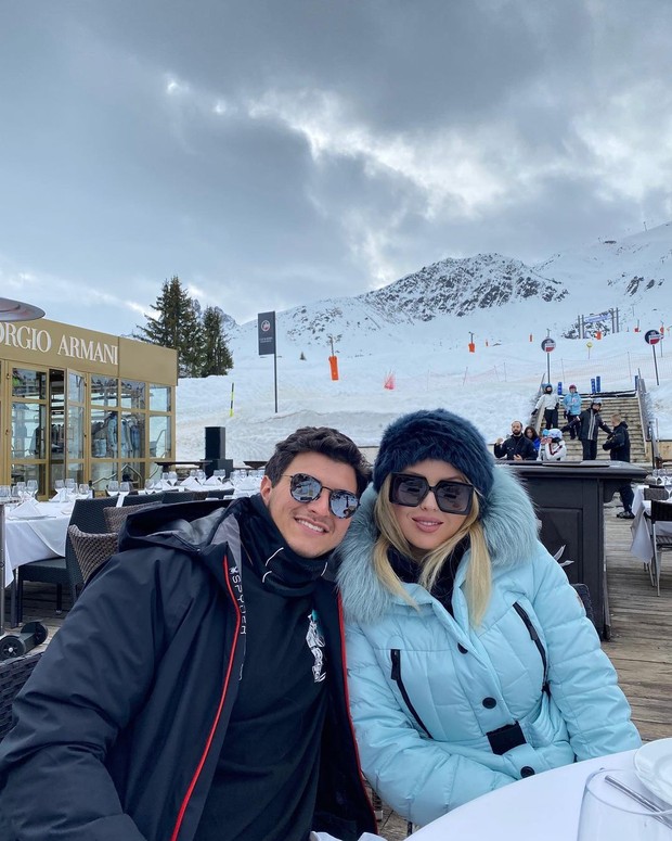 Michael dan Tiffany liburan di ski resort/