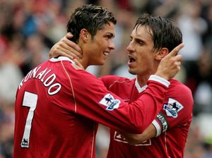 Balasan Kocak Gary Neville ke Tudingan Pansos Ronaldo