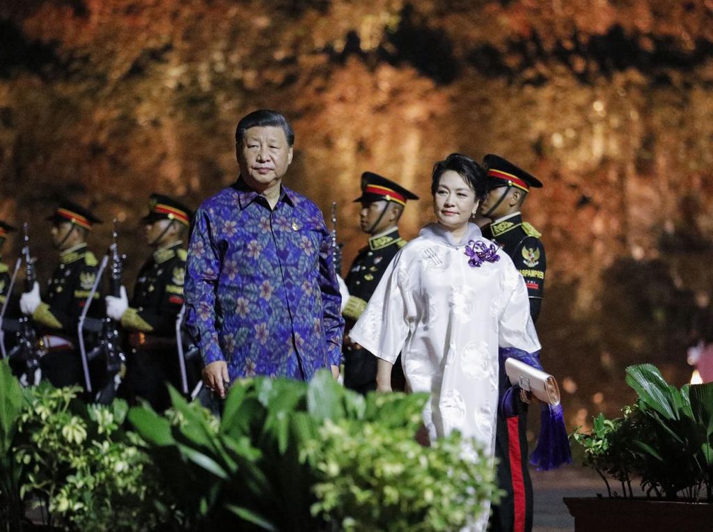 8 Gaya Istri Pemimpin Dunia Pakai Selendang Tenun Bali di Welcoming Dinner G20