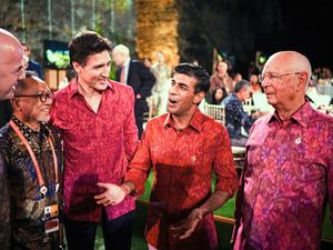 Terungkap Profesi Dua Warga Inggris Penghina Endek Bali Terungkap Profesi Dua Warga Inggris Penghina Endek Bali