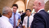 Presiden FIFA juga tampak beramah-tamah dengan pemimpin negara-negara G20. Tampak Infantino berbincang dengan Justin Trudeau (PM Kanada) dan Rishi Sunak (PM Inggris). (Foto: Getty Images/Leon Neal)